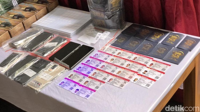 Penampakan SIM palsu yang menjadi barang bukti ditampilkan dalam Pers rilis di Mapolresta Jogja, Senin (22/9).