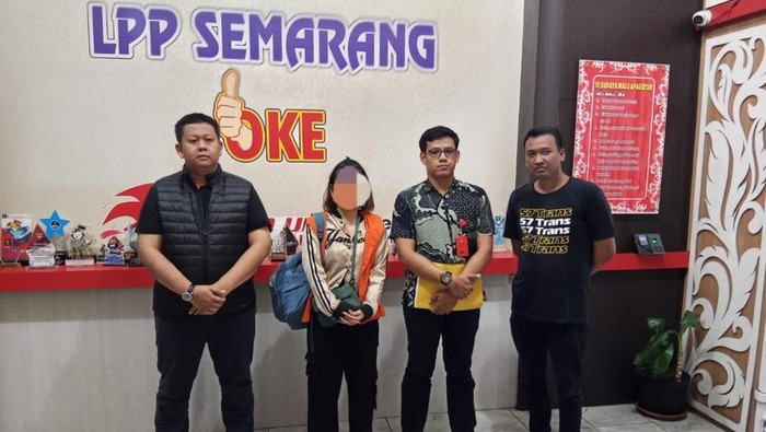 Penangkapan Elisabeth Riski Dwi Pantiani, terpidana yang masuk dalam daftar pencarian orang (DPO) atas perkara penggelapan oleh Tim Tabur Kejari Kota Semarang, Jumat (19/9/2025).
