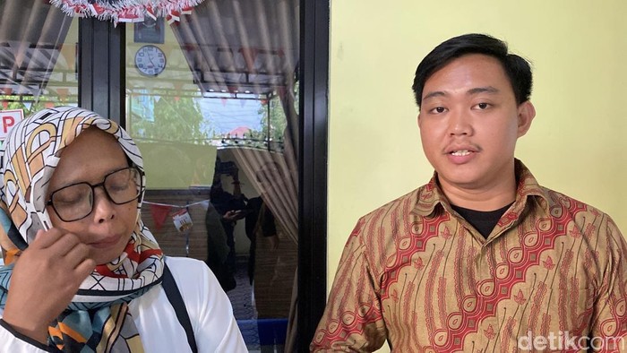 Penasihat hukum keluarga korban dari LBH Jogja, Royan Juliazka Chandrajaya dan ibu korban DRP di UPTD PPA Provinsi Jateng, Kecamatan Semarang Barat, Kota Semarang, Selasa (23/9/2025).