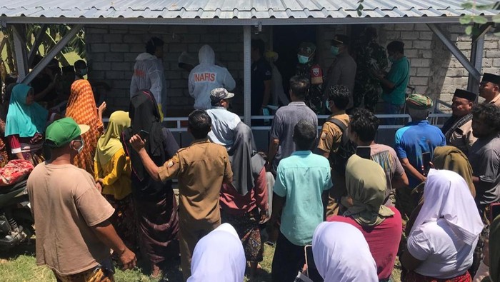 Polisi memeriksa rumah korban dan menjadi tontonan masyarakat sekitar, Selasa (23/9/2025). Foto (Humas Polres Lombok Timur)