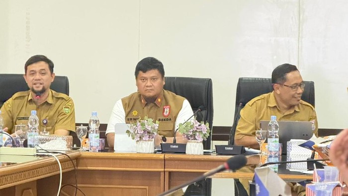 Sekda Banyuasin Erwin Ibrahim (tengah)