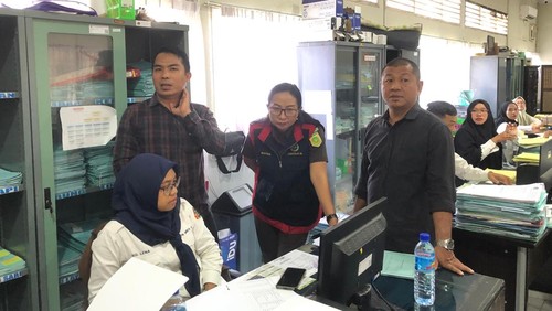 Penyidik Kejari Mataram menggeledah Kantor BPN Lombok Barat terkait kasus korupsi aset tanah pertanian, Selasa (23/9/2025). (Dok. Kejari Mataram)