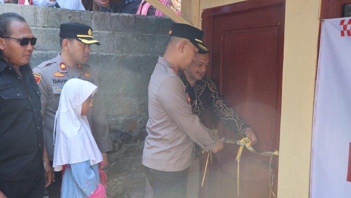 Kapolres Wonosobo, AKBP M. Kasim Akbar Bantilan, saat meresmikan bedah rumah ke-5 di Desa Sedayu, Kecamatan Sapuran, Selasa (23/9/2025).