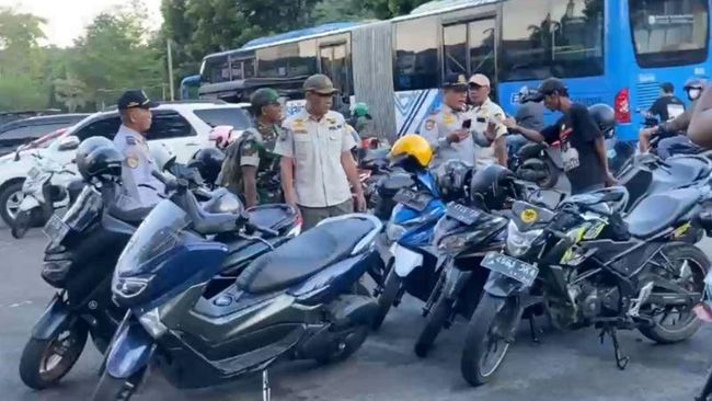Viral Parkir Liar dan Meja PKL 'Makan' Jalan di Cawang, Ditertibkan Petugas