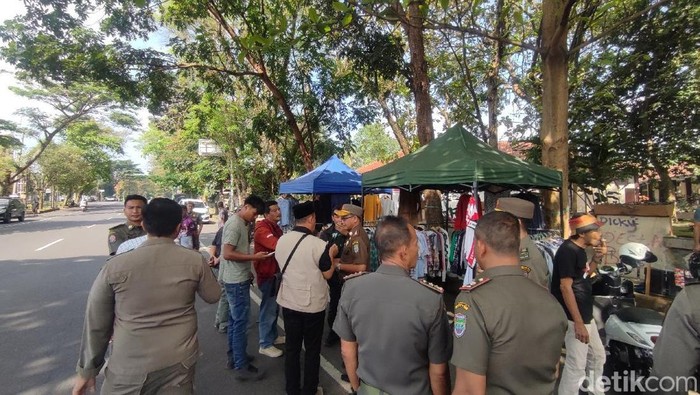 Petugas Satpol PP Ciamis berbincang dengan PKL yang berjualan di Jalan Iwa Kusumasontri Ciamis dalam rangka penertiban secara humanis.