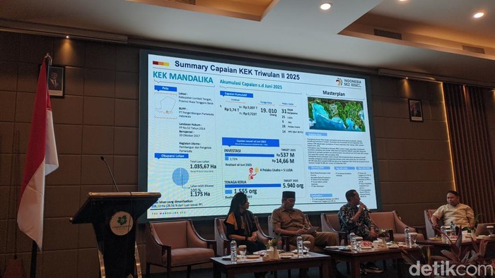 Pjs GM The Mandalika Agus Setiawan saat memaparkan materi dalam acara diskusi bertajuk The Mandalika: Jalan NTB Menuju Pariwisata Kelas Dunia di Mataram, Selasa (23/9/2025). (Foto: Ahmad Viqi/detikBali)
