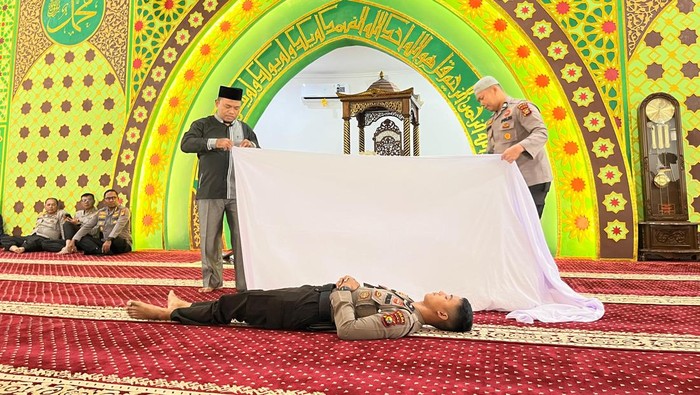 Polda Riau menggelar yasinan rutin dan pelatihan mengkafani jenazah dalam rangka meningkatkan keimanan dan ketakwaan, Selasa (23/9/2025).