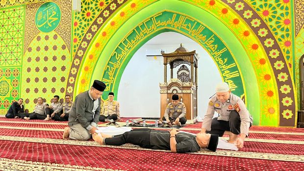 Polda Riau menggelar yasinan rutin dan pelatihan mengkafani jenazah dalam rangka meningkatkan keimanan dan ketakwaan, Selasa (23/9/2025).