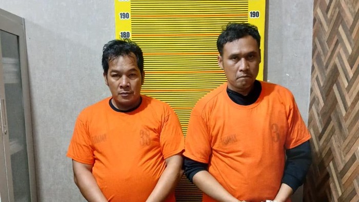 Polda Sumut menangkap dua orang kurir penyelundup 13 kilogram sabu di Labuhan Batu, Selasa (23/9/2025).