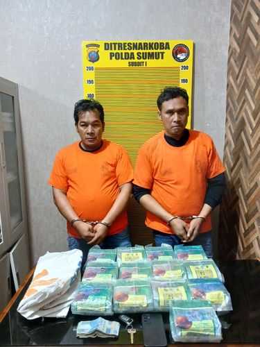 Polda Sumut menangkap dua orang kurir penyelundup 13 kilogram sabu di Labuhan Batu, Selasa (23/9/2025).