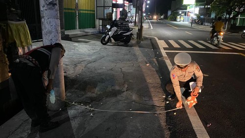 Polisi melakukan olah TKP terkait kecelakaan maut yang menewaskan seorang pemotor di Jalan Raya Seririt-Singaraja, wilayah Banjar Dinas Lebah, Desa Dencarik, Kecamatan Banjar, Buleleng, Bali. (Foto: Dok. Polres Buleleng)