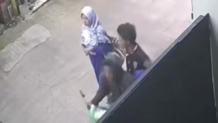 Polisi menangkap pelaku jambret terhadap ibu-ibu di kawasan Jatiasih, Bekasi, Jawa Barat. Pelaku menjambret korban hingga tersungkur ke tanah. (Tangkapan layar video viral).