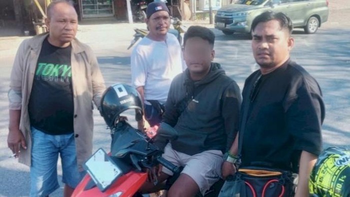 Polisi saat menangkap pelaku jambret bernama Rizky Kunu (24) di Kelurahan Pasir Panjang, Kecamatan Kota Lama, Kota Kupang, NTT. (Dok. Polsek Kota Lama).