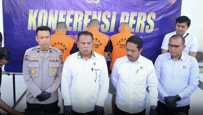 Polisi saat menghadirkan 3 tersangka PETI ilegal di Jambi.