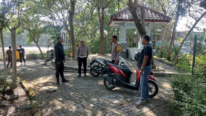 Polisi saat olah TKP