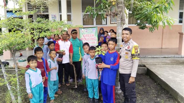 Polres Kepulauan Meranti gencar melaksanakan sosialisasi Geen Policing dengan mengajak anak SD hingga Paud menanam pohon, Selasa (23/9/2025).