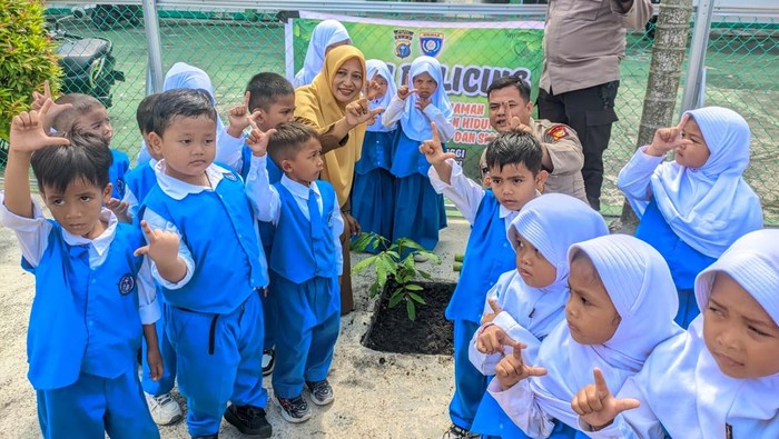 Polres Kepulauan Meranti gencar melaksanakan sosialisasi Geen Policing dengan mengajak anak SD hingga Paud menanam pohon, Selasa (23/9/2025).