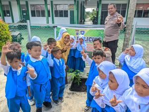 Semangat Bocah SD-Paud di Kepulauan Meranti Tanam Pohon Bareng Polisi