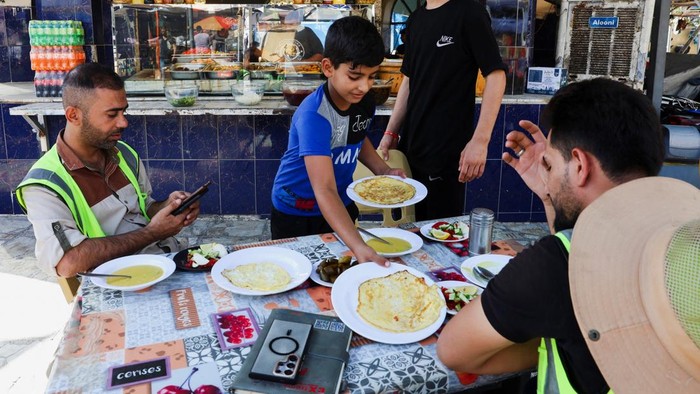 Potret Anak Irak, Masa Kecil Terampas Demi Hidupi Keluarga Banyak anak-anak di negara Irak terpaksa memikul tanggung jawab orang dewasa sejak usia dini. Alih-alih bersekolah penuh atau menikmati masa kecilnya, mereka bekerja di bengkel, pasar, bahkan restoran demi membantu memenuhi kebutuhan keluarga. REUTERS/Ahmed Saad