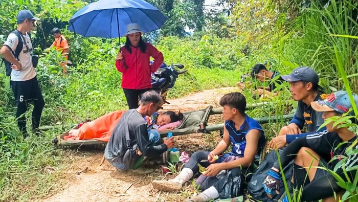 Potret dari Perbatasan: Warga Krayan Tandu Orang Sakit Naik Turun Gunung
