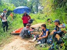Pemuda Adat Dayak Kecewa Pasien Ditandu di Jalan Rusak, Ancam Gelar Aksi