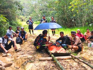 Viral Warga 6 Jam Tandu Juriah di Jalan Rusak, Bupati Nunukan Janjikan Rp 5 M