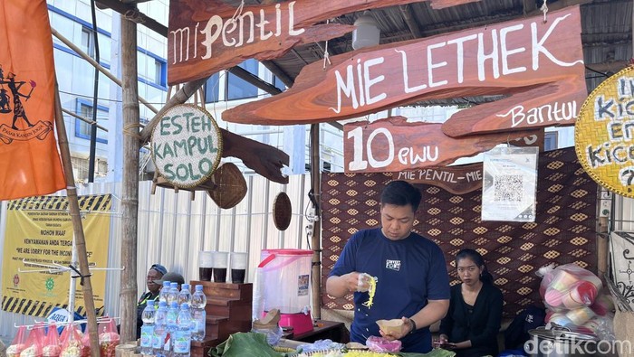 Potret mi pentil makanan khas Srandakan, Bantul di Pasar Kangen Jogja 2025 di Taman Budaya Yogyakarta, Gondomanan, Kota Jogja, Selasa (23/9/2025).