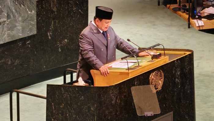 Presiden Prabowo Subianto (bawah) didampingi Menteri Luar Negeri Sugiono (depan, tengah), Sekretaris Kabinet Teddy Indra Wijaya (depan, kiri), Menteri Investasi dan Hilirisasi/BKPM Rosan Roeslani (kanan), Wakil Tetap RI untuk PBB di New York Umar Hadi (atas, tengah) dan Menteri HAM Natalius Pigai (atas) mengikuti jalannya Konferensi Internasional Tingkat Tinggi (KITT) untuk Penyelesaian Damai atas Masalah Palestina dan Implementasi Solusi Dua Negara di Markas Besar Perserikatan Bangsa-Bangsa (PBB), New York, Amerika Serikat, Senin (22/9/2025). Presiden Prabowo menegaskan kembali dukungan Indonesia terhadap Deklarasi New York, yang menyebutkan Solusi Dua Negara sebagai satu-satunya jalan menuju perdamaian abadi bagi Palestina dan Israel. ANTARA FOTO/Fathur Rochman/app/nz