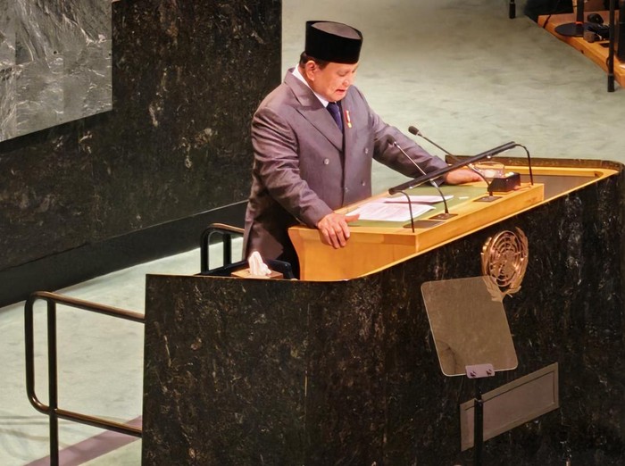 Presiden Prabowo Subianto (bawah) didampingi Menteri Luar Negeri Sugiono (depan, tengah), Sekretaris Kabinet Teddy Indra Wijaya (depan, kiri), Menteri Investasi dan Hilirisasi/BKPM Rosan Roeslani (kanan), Wakil Tetap RI untuk PBB di New York Umar Hadi (atas, tengah) dan Menteri HAM Natalius Pigai (atas) mengikuti jalannya Konferensi Internasional Tingkat Tinggi (KITT) untuk Penyelesaian Damai atas Masalah Palestina dan Implementasi Solusi Dua Negara di Markas Besar Perserikatan Bangsa-Bangsa (PBB), New York, Amerika Serikat, Senin (22/9/2025). Presiden Prabowo menegaskan kembali dukungan Indonesia terhadap Deklarasi New York, yang menyebutkan Solusi Dua Negara sebagai satu-satunya jalan menuju perdamaian abadi bagi Palestina dan Israel. ANTARA FOTO/Fathur Rochman/app/nz