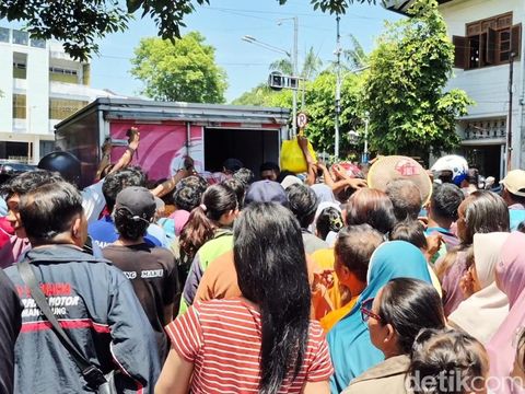 Presiden ke-7 RI Joko Widodo membagikan sembako di Pasar Gede Solo, Selasa (23/9/2025).