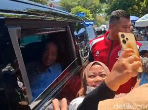 Jokowi Bagi-bagi Sembako di Pasar Gede Solo, Wisatawan Ikut Kebagian