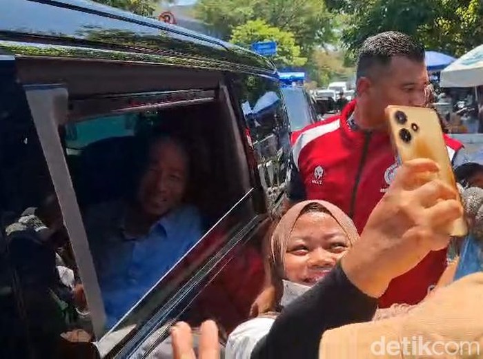 Presiden ke-7 RI Joko Widodo membagikan sembako di Pasar Gede Solo, Selasa (23/9/2025).
