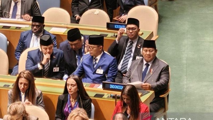 Presiden RI Prabowo Subianto (kanan) tiba di ruang Sidang Majelis Umum PBB menghadiri Konferensi Internasional Tingkat Tinggi untuk Penyelesaian Damai atas Masalah Palestina dan Implementasi Solusi Dua Negara di Markas Besar PBB, New York, Amerika Serikat, Senin (22/9/2025).