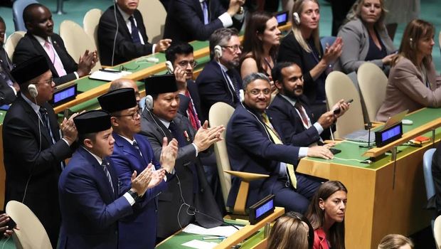 Presiden Prabowo Subianto dan para menteri kabinet Merah Putih bertepuk tangan saat Presiden Prancis, Emmanuel Macron mengakui negara Palestina dalam rapat Perserikatan Bangsa-Bangsa di New York, AS, Senin (22/9/2025). (Instagram/sekretariat.kabinet)