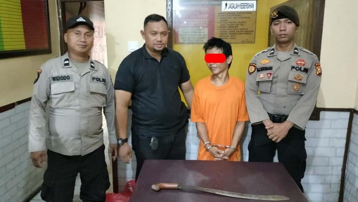 Pria di Siak mengamuk dan mengancam membunuh tetangga dengan parang diamankan polisi, Jumat (19/9/2025).