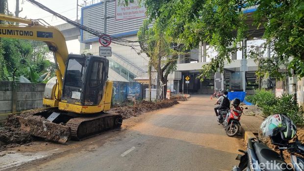 Proyek galian di dekat Stasiun MRT Fatmawati, Jaksel membuat warga khawatir. Jalan sekitar galian akan menjadi licin akibat lumpur selepas hujan turun. (Taufiq S/detikcom)