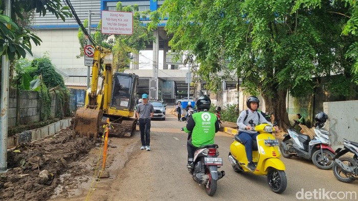 Proyek galian di dekat Stasiun MRT Fatmawati, Jaksel membuat warga khawatir. Jalan sekitar galian akan menjadi licin akibat lumpur selepas hujan turun. (Taufiq S/detikcom)
