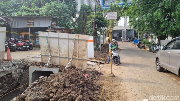 Proyek galian di dekat Stasiun MRT Fatmawati, Jaksel membuat warga khawatir. Jalan sekitar galian akan menjadi licin akibat lumpur selepas hujan turun. (Taufiq S/detikcom)