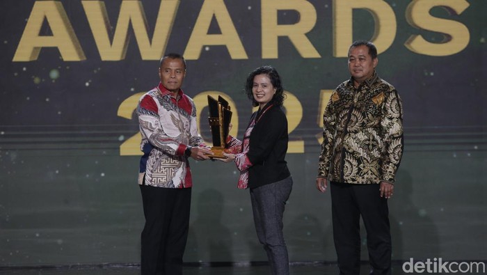 Kepala Seksi Perdata dan Tata Usaha Negara (Kasi Datun) Kejaksaan Negeri Kendal, Raden Rara Putri Ayu Priamsari meraih penghargaan Adhyaksa Awards 2025. Rara menerima penghargaan untuk kategori Jaksa Kreatif dalam Edukasi Hukum.
