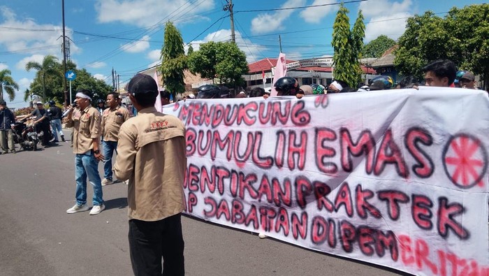 Aksi masa minta Wabup Prabumulih untuk tidak rangkap jabatan