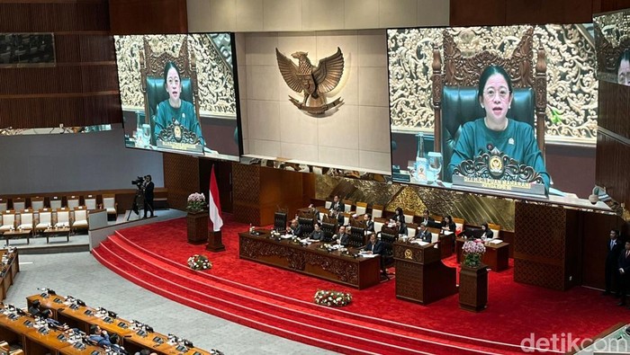 Rapat paripurna DPR RI di gedung Nusantara II MPR/DPR/DPD, Senayan, Jakarta, Selasa (23/9/2025). Salah satu agenda rapat yakni pengambilan keputusan terhadap RUU APBN Tahun 2026.