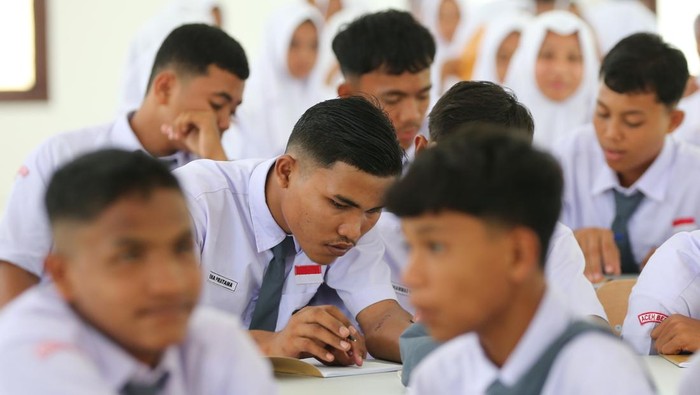 Siswa Sekolah Rakyat Menengah Atas 2 Aceh Besar memperlihatkan seragam dan dasi bertuliskan sekolah rakyat di Aceh Besar, Aceh, Selasa (23/9/2025). Kementerian Keuangan mencatat hingga 8 September program Sekolah Rakyat telah menelan anggaran sebesar Rp788,7 miliar atau 6,5 persen dari pagu APBN 2025 yang ditetapkan sebesar Rp12,2 triliun. ANTARA FOTO/Irwansyah Putra