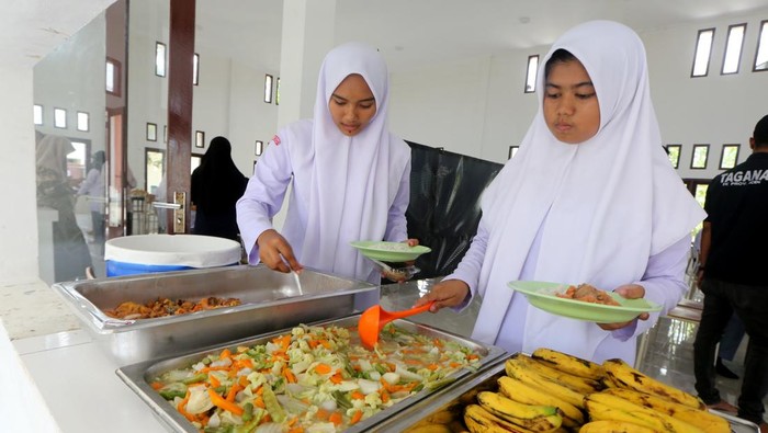 Siswa Sekolah Rakyat Menengah Atas 2 Aceh Besar memperlihatkan seragam dan dasi bertuliskan sekolah rakyat di Aceh Besar, Aceh, Selasa (23/9/2025). Kementerian Keuangan mencatat hingga 8 September program Sekolah Rakyat telah menelan anggaran sebesar Rp788,7 miliar atau 6,5 persen dari pagu APBN 2025 yang ditetapkan sebesar Rp12,2 triliun. ANTARA FOTO/Irwansyah Putra