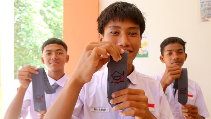 Siswa Sekolah Rakyat Menengah Atas 2 Aceh Besar memperlihatkan seragam dan dasi bertuliskan sekolah rakyat di Aceh Besar, Aceh, Selasa (23/9/2025). Kementerian Keuangan mencatat hingga 8 September program Sekolah Rakyat telah menelan anggaran sebesar Rp788,7 miliar atau 6,5 persen dari pagu APBN 2025 yang ditetapkan sebesar Rp12,2 triliun. ANTARA FOTO/Irwansyah Putra