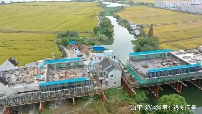 Rumah Diapit Rel Kereta di Jiangsu, China.