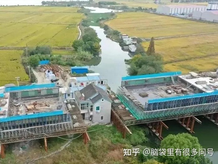 Rumah Diapit Rel Kereta di Jiangsu, China.