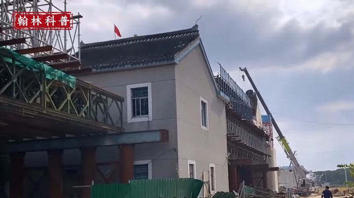 Rumah Diapit Rel Kereta di Jiangsu, China.