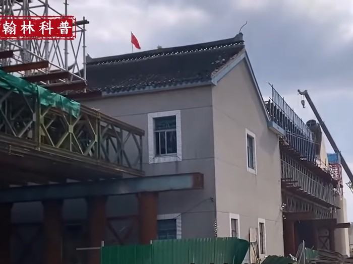 Rumah Diapit Rel Kereta di Jiangsu, China.