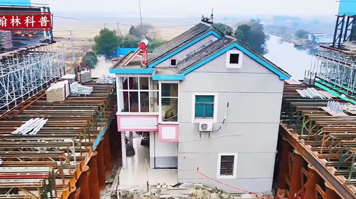 Rumah Diapit Rel Kereta di Jiangsu, China.