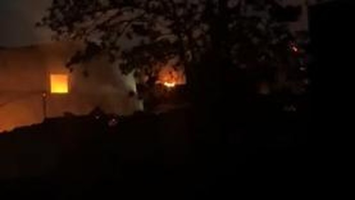 Rumah terbakar di lokasi bentrokan di wilayah Jalan Kandea 3.